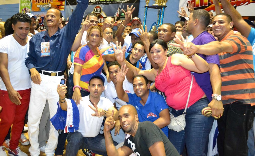  Los directivos de ASOBAE y el Comité Organizador entregan la copa de campeones al Club La Cancha